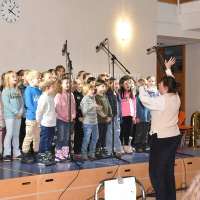 Foto: Sabine B�ssert
Datum: 10.12.2023
Ort: Igensdorf - Aula Grundschule
Motiv: Adventskonzert Sing- und Musikschule